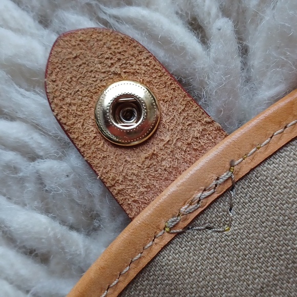 Dooney and Bourke wristlet - Picture 10 of 14